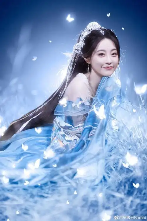 祝绪丹分享写真美照,化身蓝精灵超梦幻,笑容甜美如初恋|古风_网易订阅