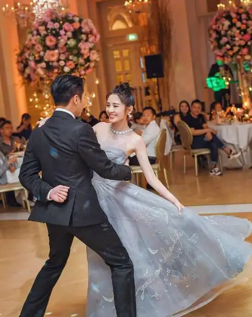 井柏然帮马思纯抢到捧花,画面好养眼,网友高呼:在一起!_网易订阅