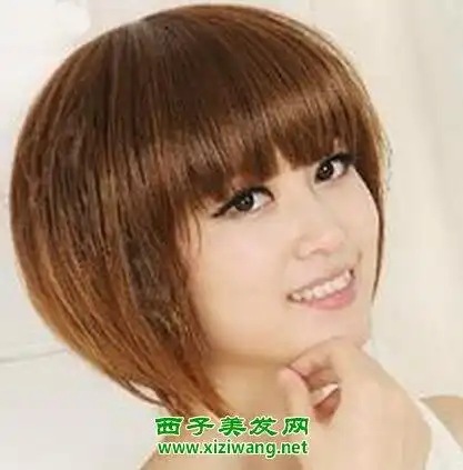 这是一款短发的最新小玉米直发发型,它把大量的发丝经过小玉米烫以后