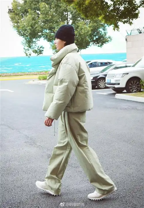 吴亦凡男女宽松面包短款立领口袋冬季羽绒服