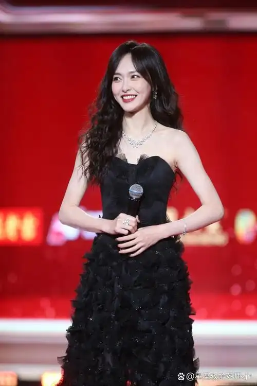 唐嫣蹲姿交流:娱乐圈与媒体互动的新思考 之前,唐嫣在公开活动中蹲着