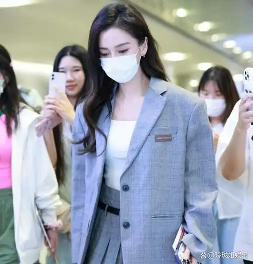 angelababy杨颖现身上海机场 身着oversize西装时尚靓丽