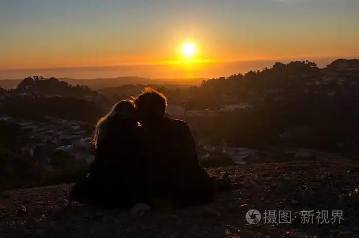 浪漫日落和情侣接吻