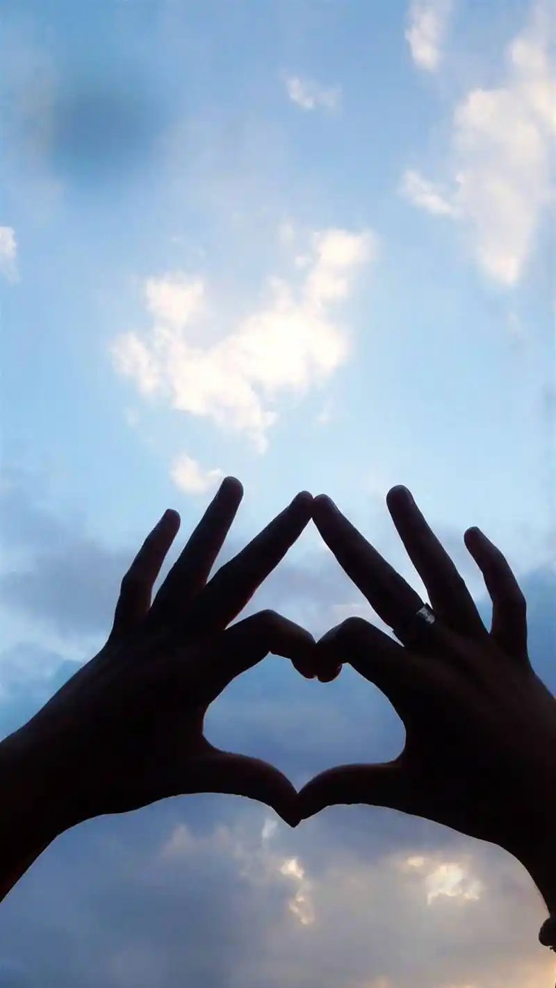 浪漫夕阳手比心形