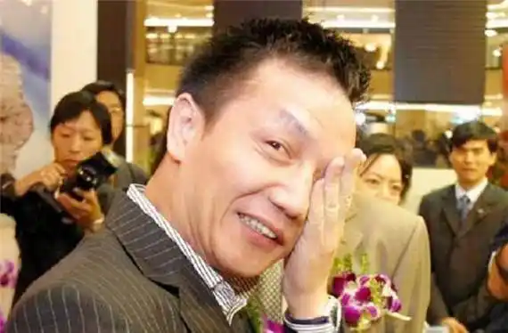 上海首富周正毅:入狱嫌热给每个牢房装空调,服刑16年赚了30亿