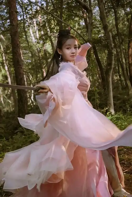 李一桐,90年生于济南,2015年出演玄幻网络剧《半妖倾城》进入娱乐圈