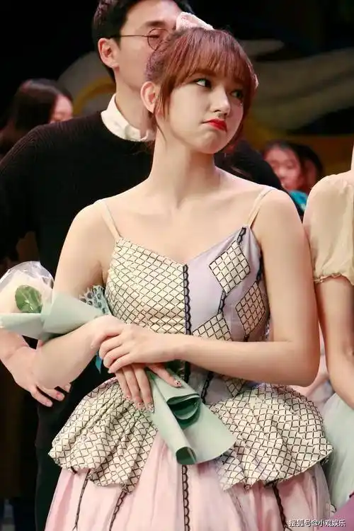 "人间芭比"程潇,建模脸美艳动人,穿泳装度假:不愧被誉为"奶潇"_魅力