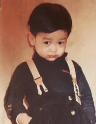 彭于晏小时候(而李现胖胖的不输彭于晏)_可可情感网