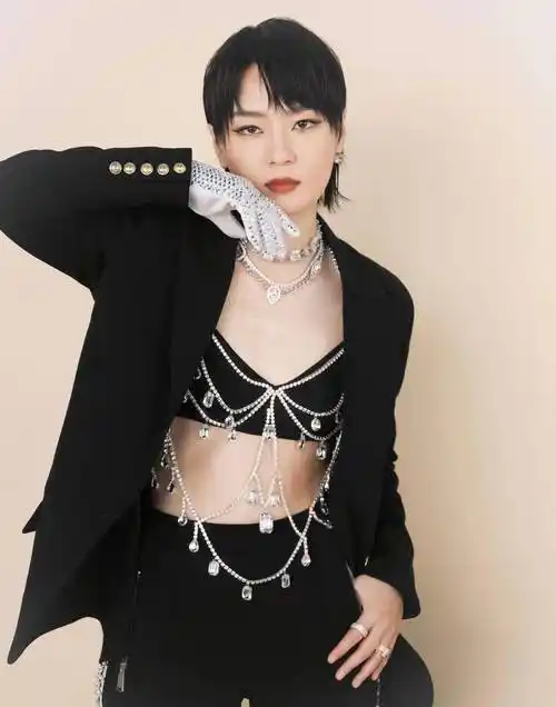 周笔畅挑战性感风却翻车,内衣加链条点缀显夸张,造型太用力了_视觉