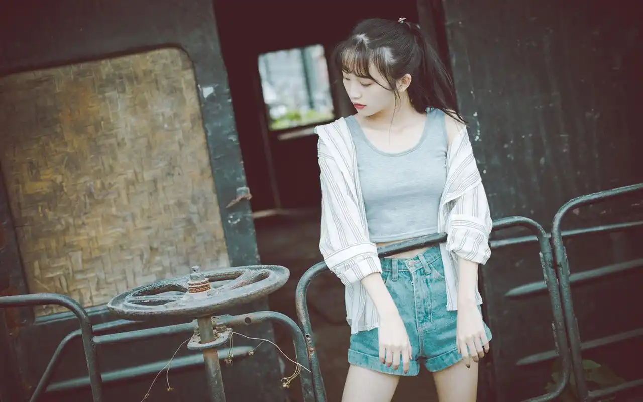 长腿美女清新夏日写真图片桌面壁纸