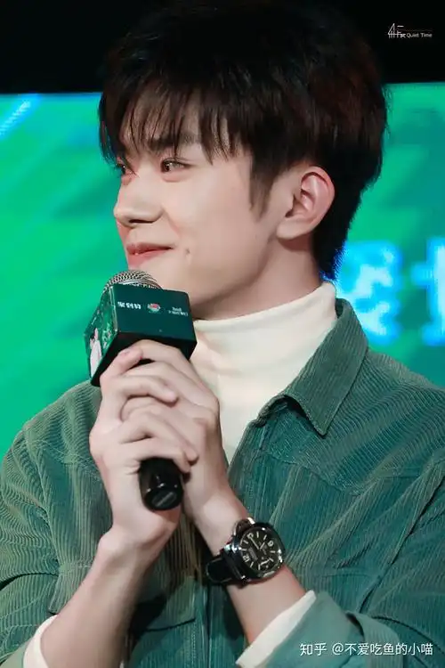 易烊千玺总是很严肃 大家有没有他微笑的照片?