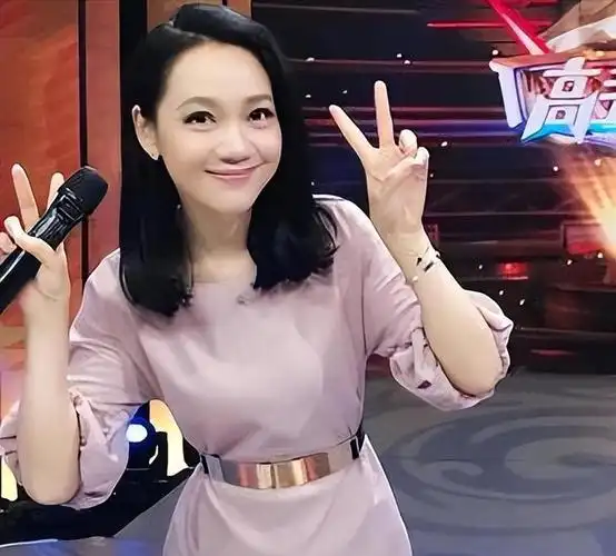 著名主持人周群:嫁给神秘老公生下三个孩子,如今50岁仍似少女