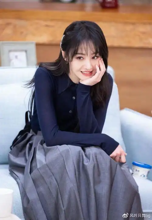 郑爽穿粉色长裙吃棒棒糖俏皮可爱青春灵动少女感满满