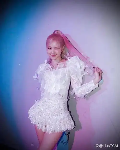 blackpink成员穿白色连衣裙的迷人瞬间