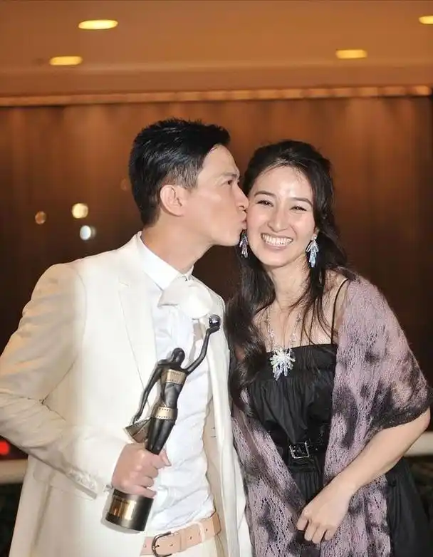 张家辉夫妇牵手走红毯关咏荷穿绿裙配卷发好优雅与老公真登对