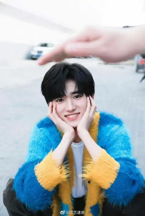 宋亚轩捧脸随拍#好甜好可爱喔