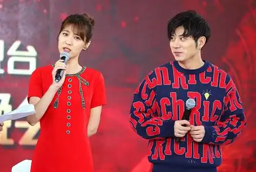 北京春晚高晓攀悦悦续缘《恋爱倒叙》