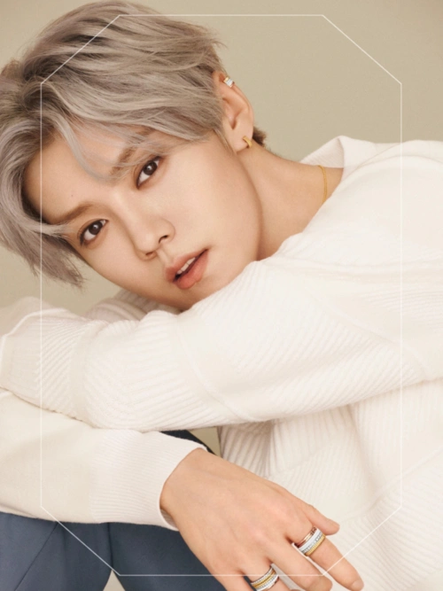 白发太适合鹿晗了!拍广告帅到爆炸,身姿矫健梦回《跑男》,撸猫太温柔