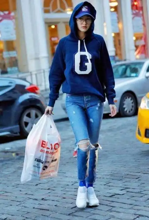 蓝色的卫衣该如何搭配?