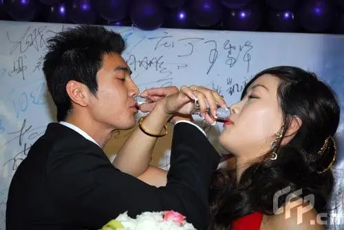 图文邢傲伟朱樱樱举办归宁宴交杯酒一饮而尽