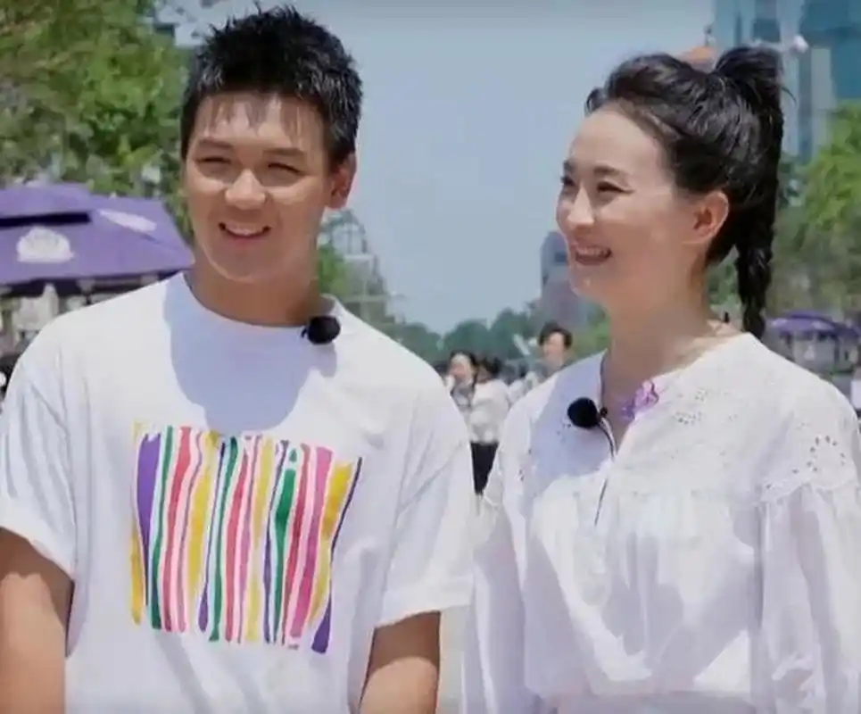 王艳然状态很好,穿着白色连衣裙,优雅大方,就像个大