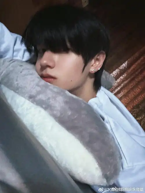 朱志鑫耳朵上三个耳钉##女友视角下的朱志鑫