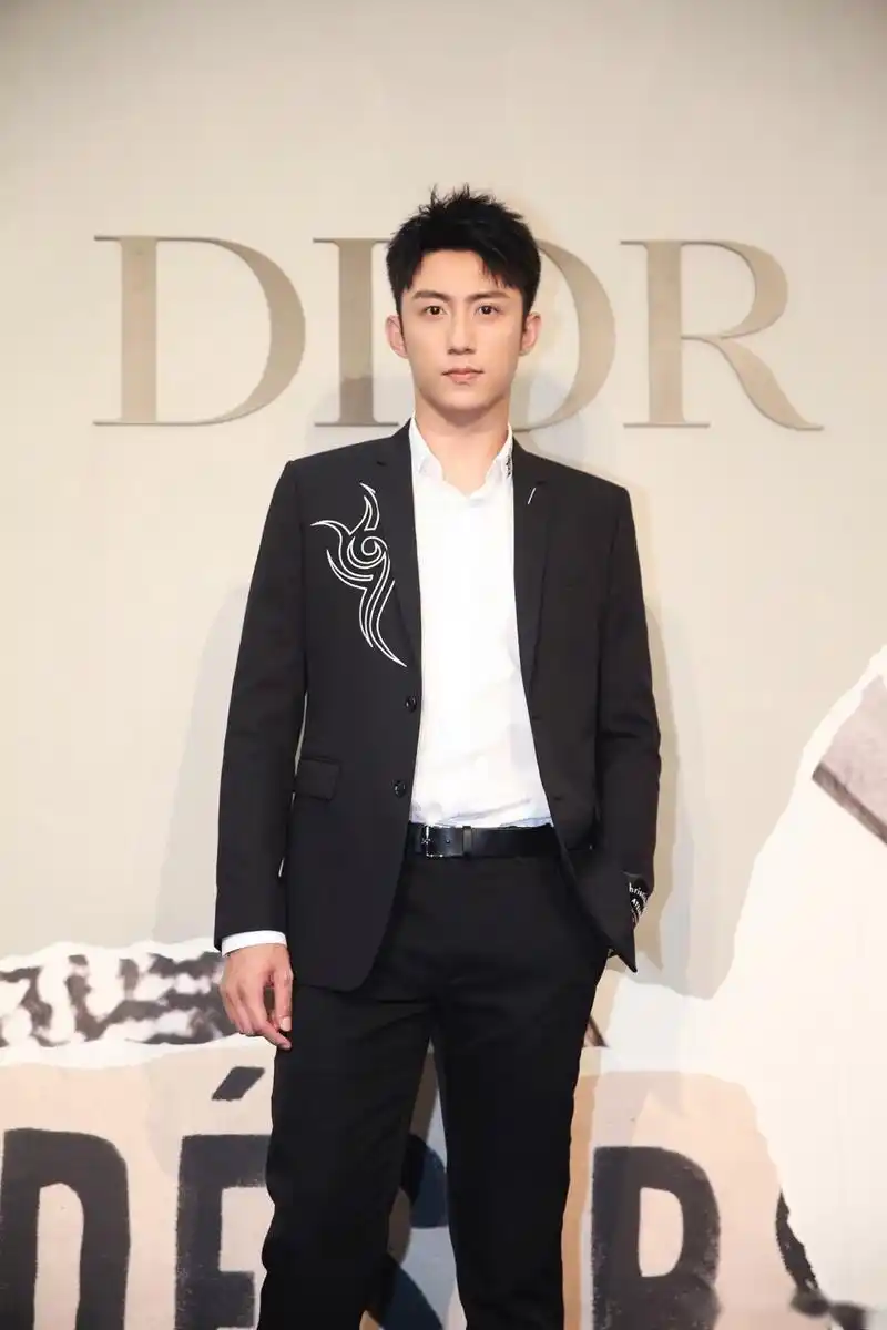 黄景瑜亮相迪奥马鞍包系列臻赏酒会,黑白的碰撞是永恒的经典,简约之中