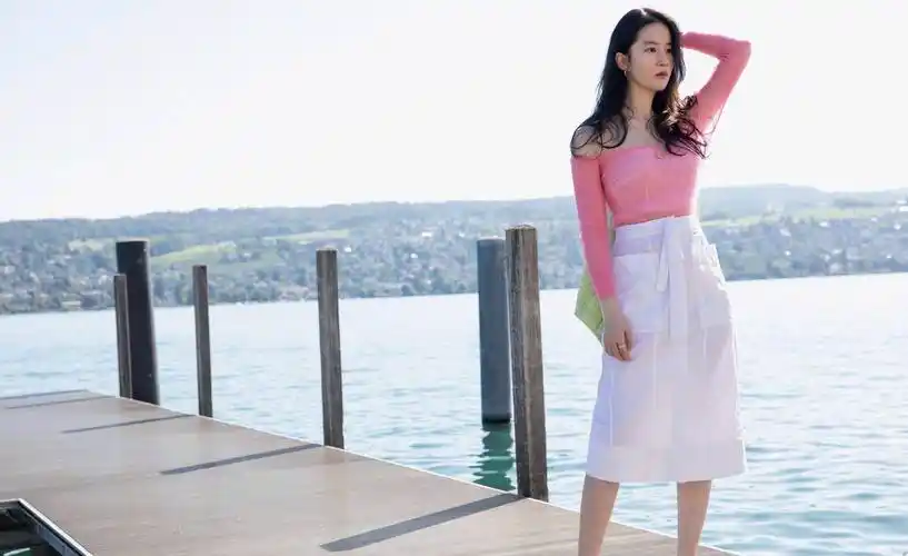 原创刘亦菲登时尚芭莎封面条纹t配黑色短裤简约时尚气质出众