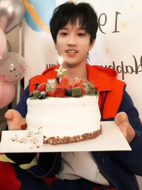 也祝19岁的三爷圣诞快乐9090#敖子逸  #敖子逸1225生日快乐 #时代