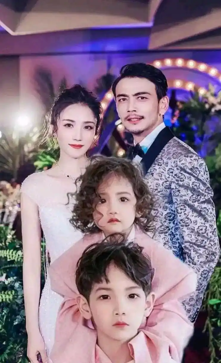 谁也想不到杨烁的老婆居然那么漂亮,看上去仪态端庄大方得体气质优雅.