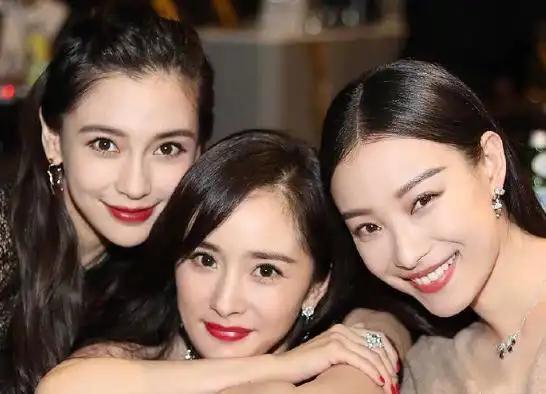 塑料姐妹花,baby晒图为杨幂庆生,但却把三人合照里的倪妮截掉了