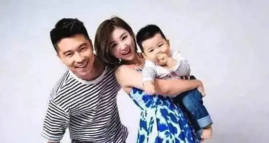 冯巩女儿长这么大了一家三口过着幸福的日子