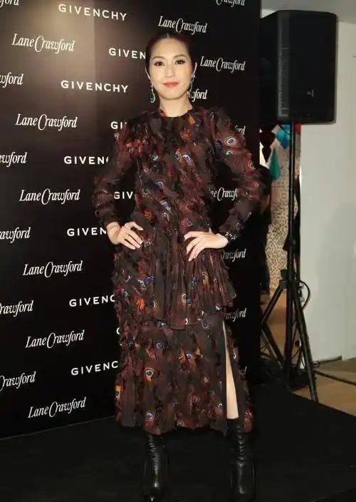 原创杨千嬅也有这么招摇的时候穿着红黄拼接的雪纺裙明媚又温柔