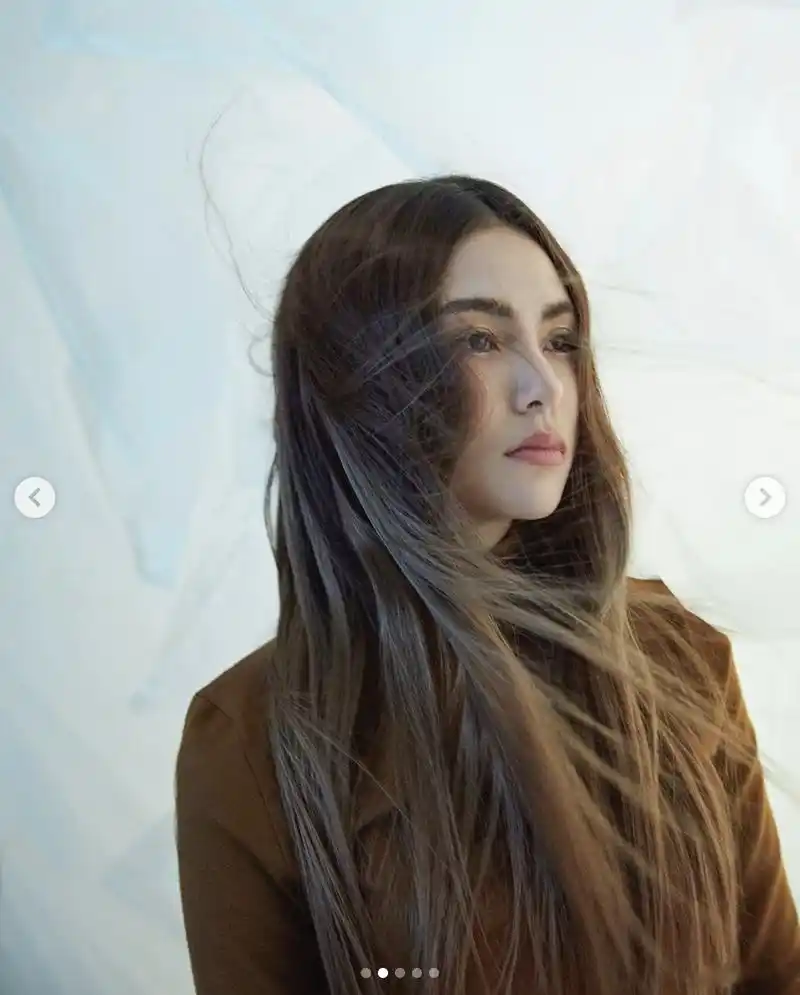 今天昆凌在ins晒出一组美照,其中几张昆凌戴上假发片,尝试短刘海造型