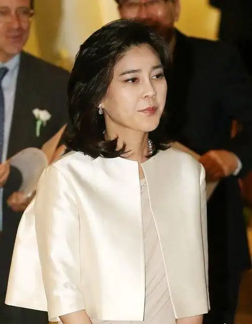 李富真不愧是三星公主,穿简单的白色衣服,高级还很优雅|复古|裙子|长