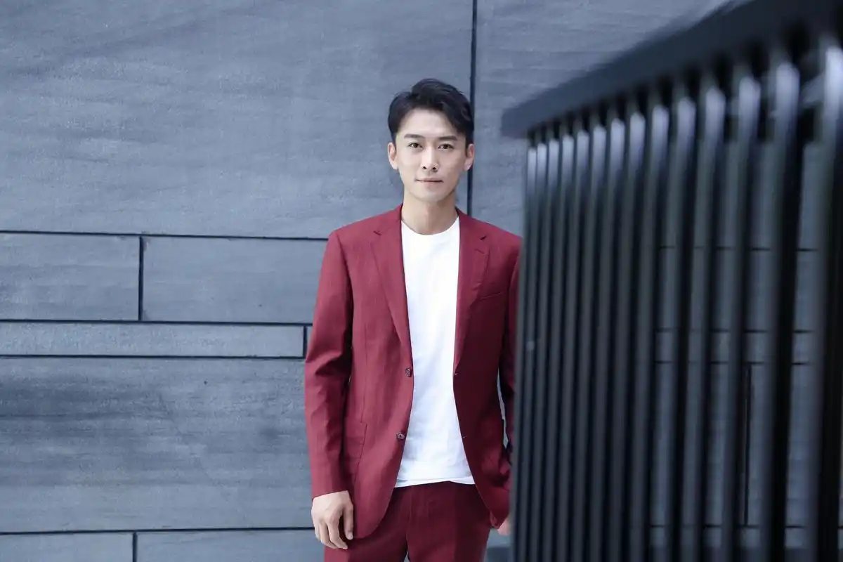 郑奇解锁初秋时尚大片气质沉稳绅士成熟