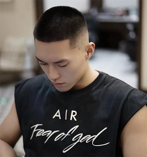 男生清爽圆寸发型 利落干练有气概_男士短发 - 美发站