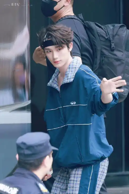 #丁程鑫发带蓝色套装上班路透##丁程鑫蓝色格纹运动套装#