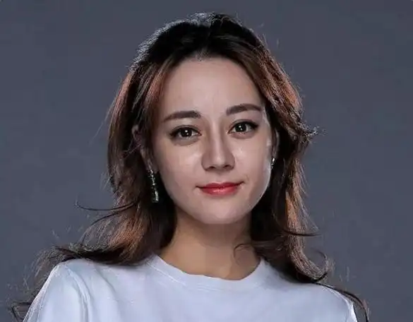 春暖花开,惊蛰已过,许多明星都开始了复工模式,近日迪丽热巴出席了某