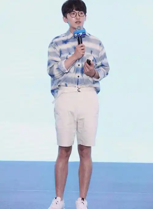 长相出众不输蔡徐坤,不出道可惜了_姚译添_造型_少年