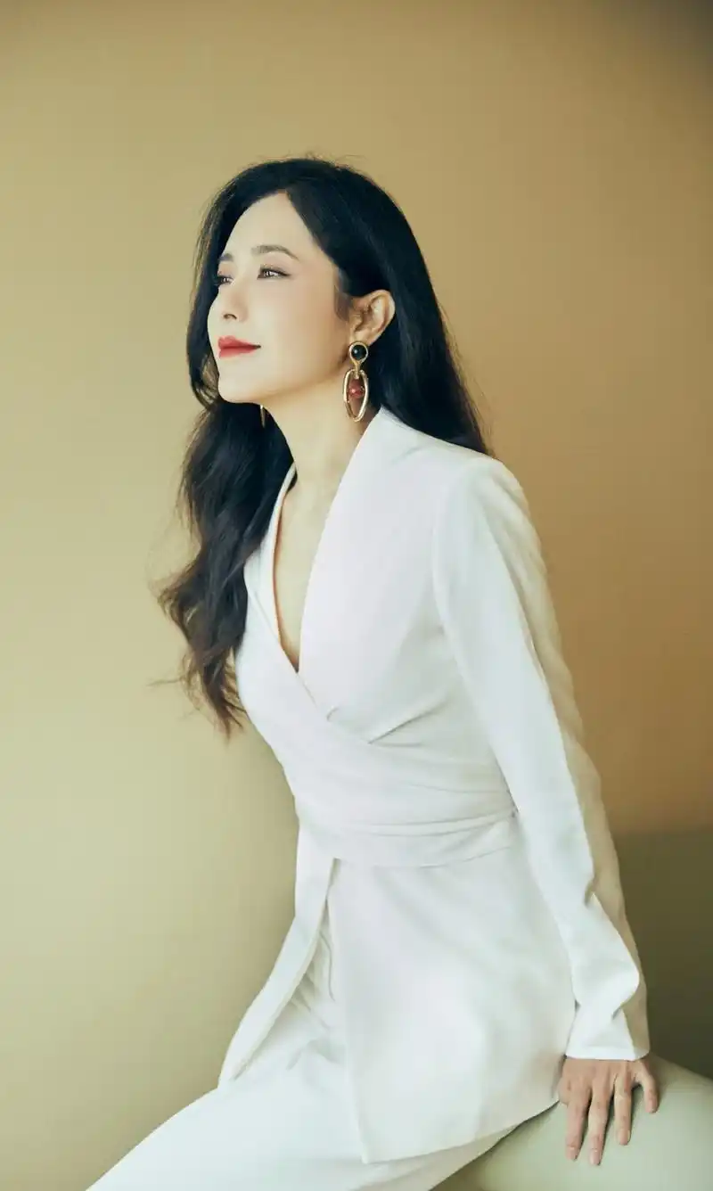 说到40岁以上最美的女明星,曾黎也算得上是不二之选了