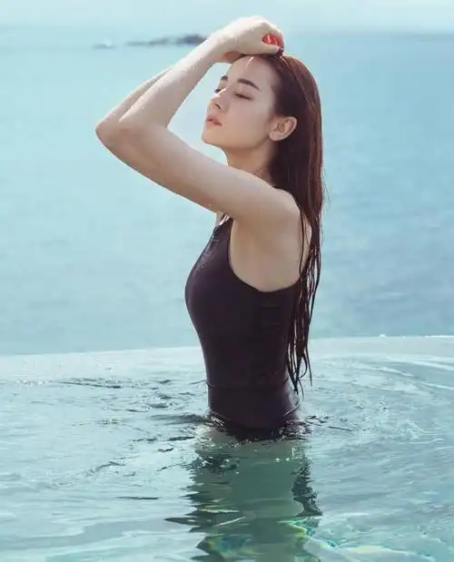 女星最上镜游泳照,杨幂身材有料,张馨予魔鬼身材,只有她是平胸美女