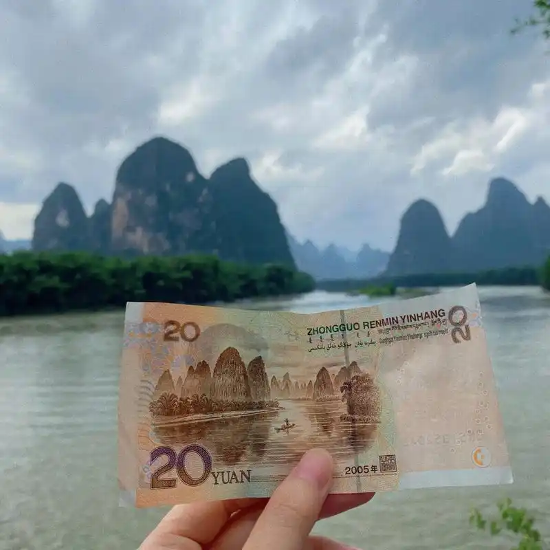 桂林漓江必打卡～20元人民币背景 8715去漓江打卡建议租一部电动