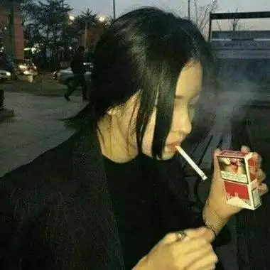 女生抽烟头像女生夹烟好看手势图片