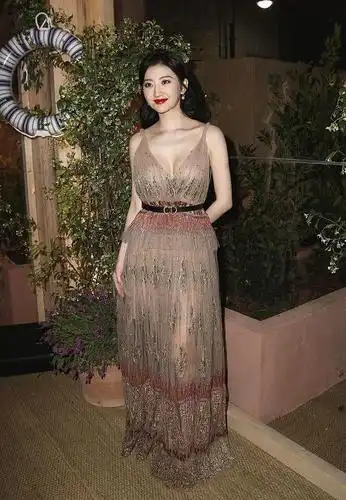 景甜的好身材真是藏不住了,纱裙造型太柔情,曲线完美让人羡慕