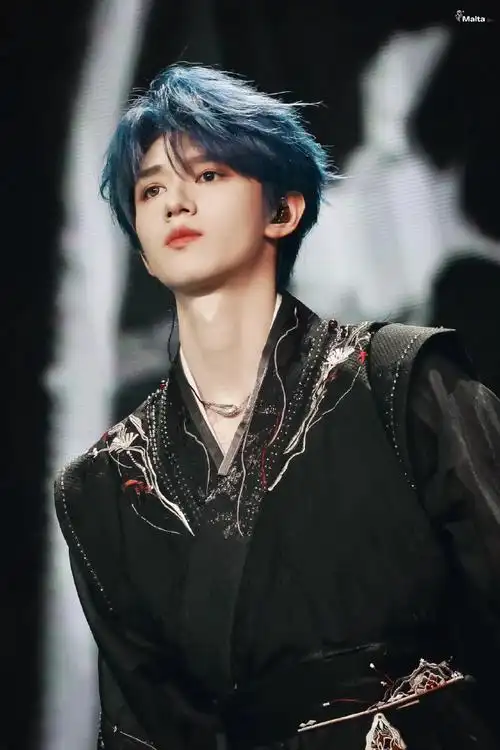 朱志鑫[超话]##朱志鑫蓝发新发色##朱志鑫蓝发