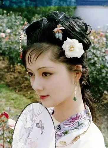 《红楼梦》中三位主角宝黛钗姓名的由来