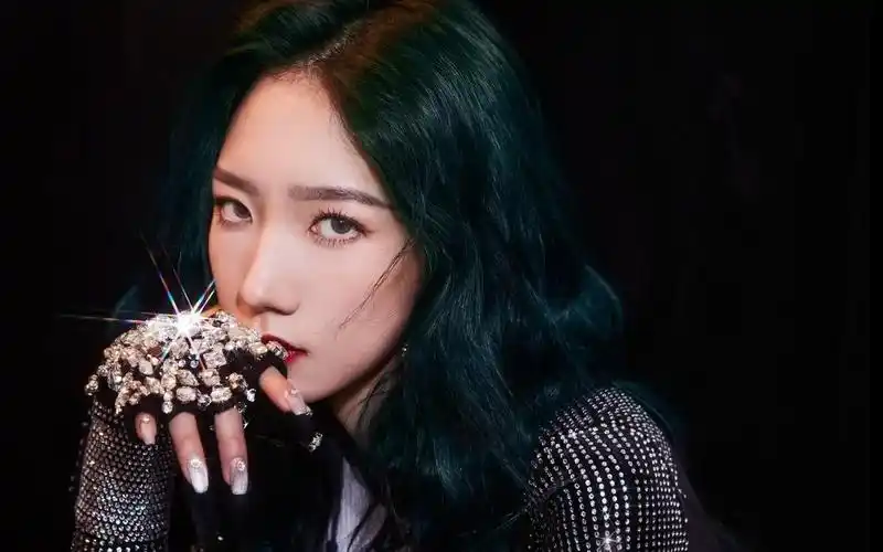 如果按照过去的套路,每当孟美岐有黑料曝出时,她的粉丝们都会立刻跳