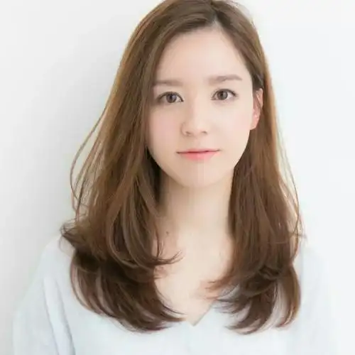 韩式微卷造型烫中长发发型匹配偏方偏大的脸型,发量偏多微卷即可