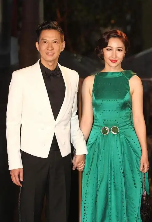 张家辉真幸福55岁关咏荷仍风韵犹存亮绿色连衣裙挡不住凹凸感